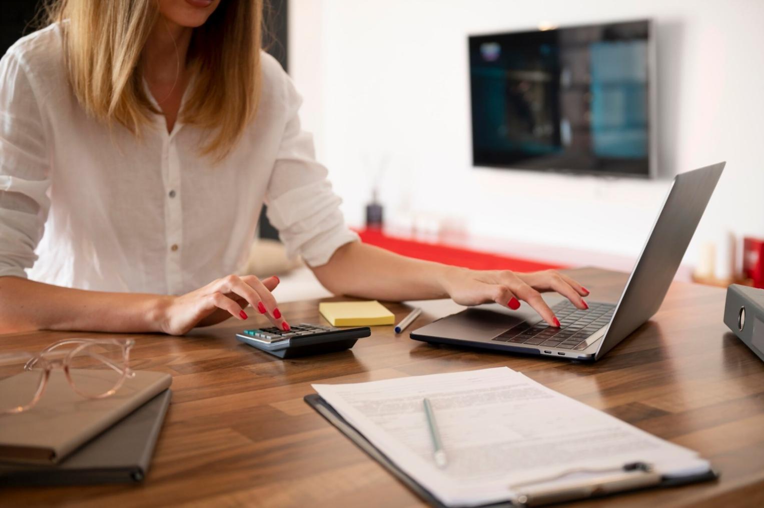 Финансовые аналитики изучают рыночные данные и проводят анализ рисков