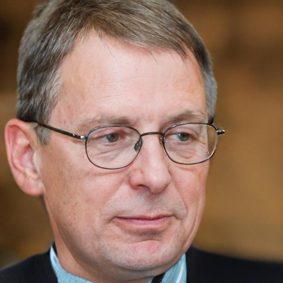 Портрет эксперта по рыночным рискам и инвестициям